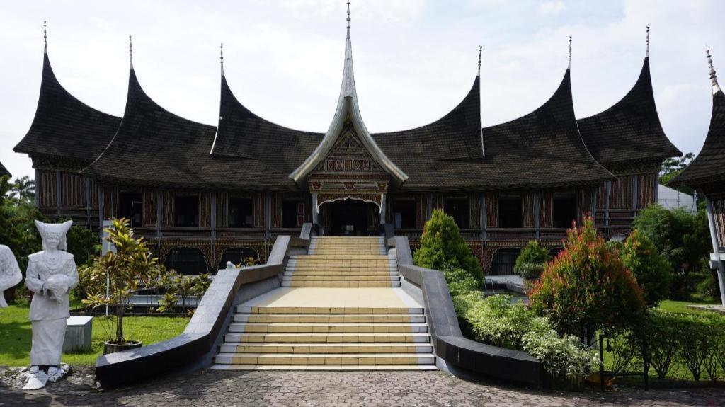 Edotel Minangkabau Padang  Exterior photo