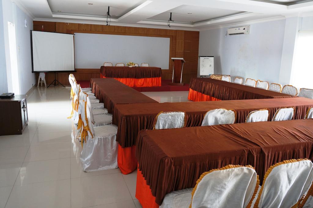 Edotel Minangkabau Padang  Exterior photo