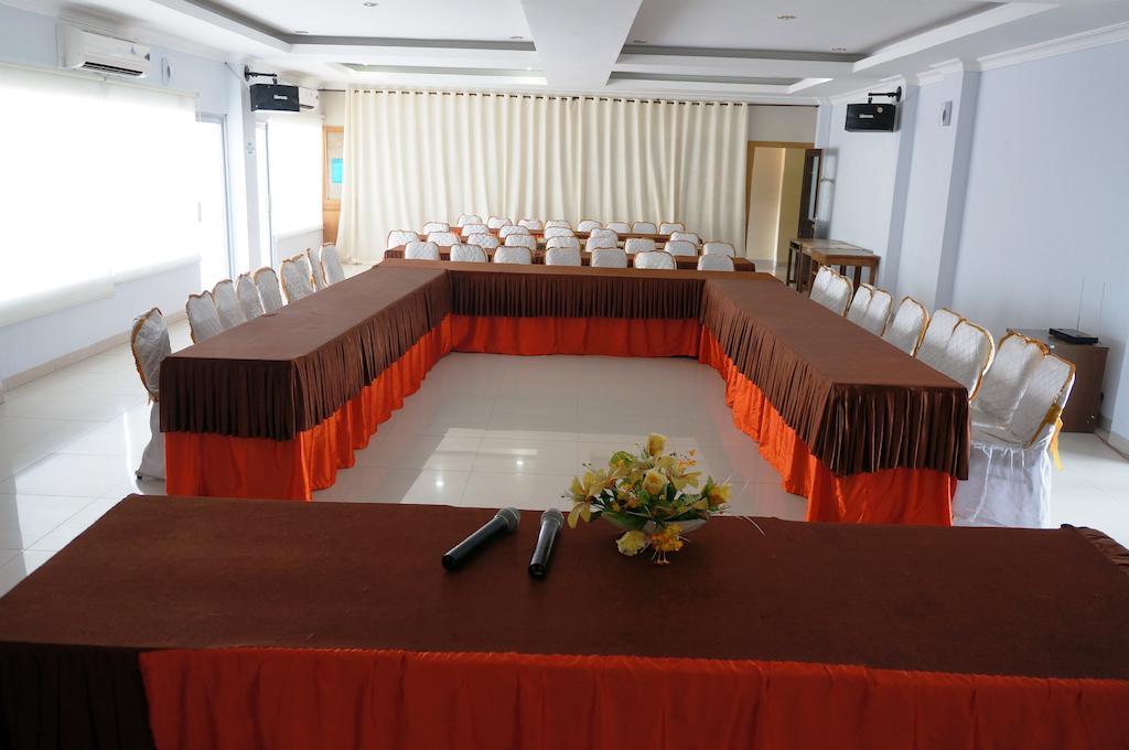 Edotel Minangkabau Padang  Exterior photo