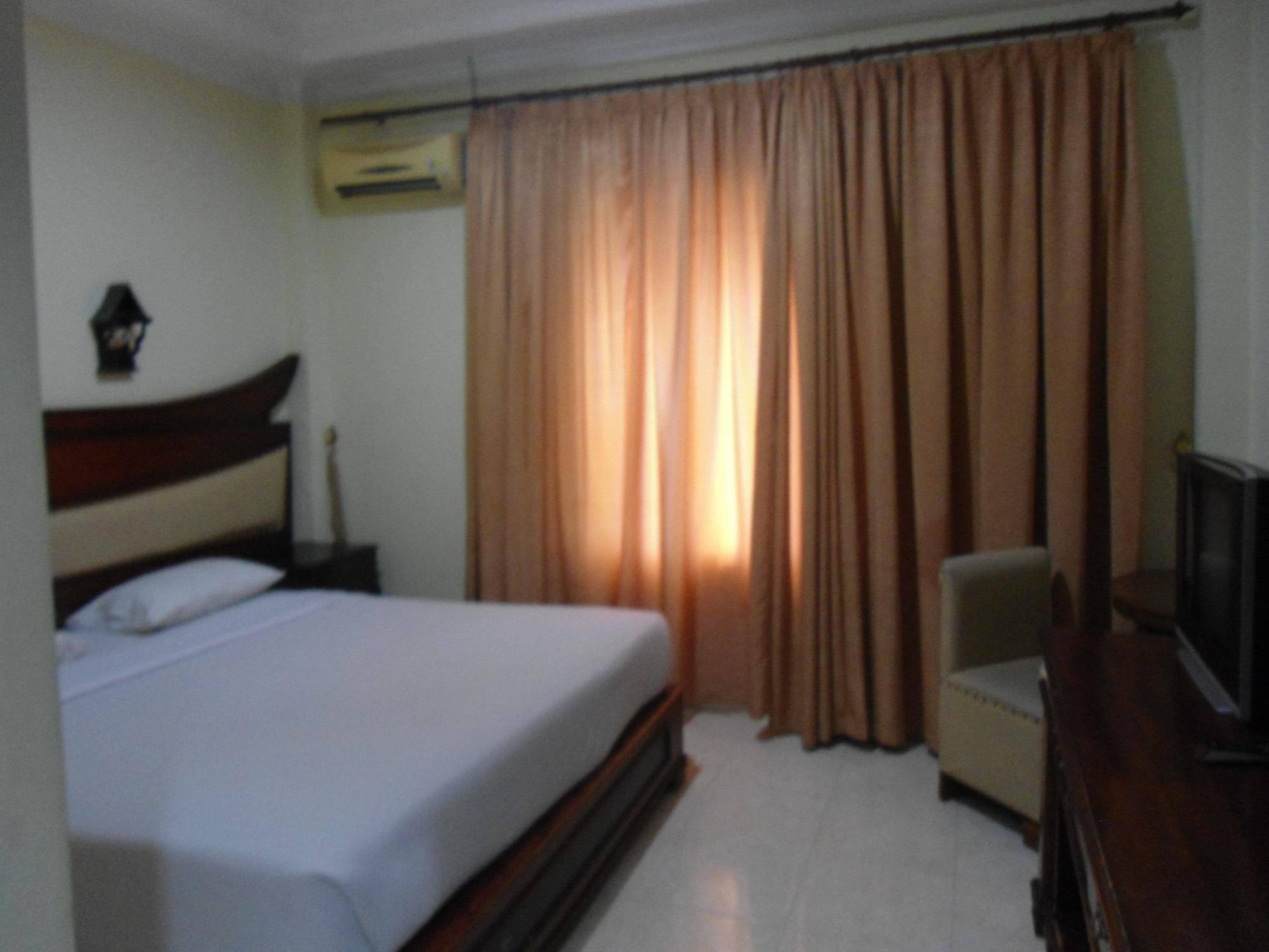 Edotel Minangkabau Padang  Exterior photo